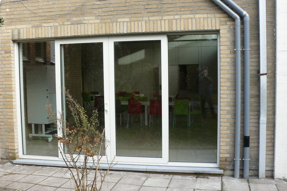 Renovatie dagcentrum O.L.Vrouwplein te Sint-Niklaas.
RAL 9002, grijswit, monorail QXXQ